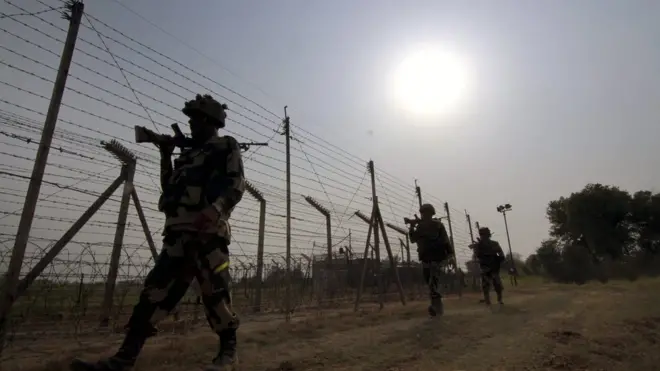 انڈین فوجی لائن آف کنٹرول پر لگی باڑ کے قریب معمول کے گشت پر (فائل فوٹو)