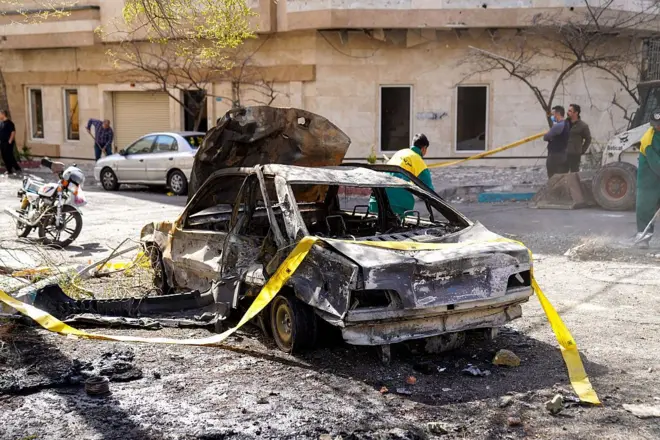 Un auto incinerado en Teherán