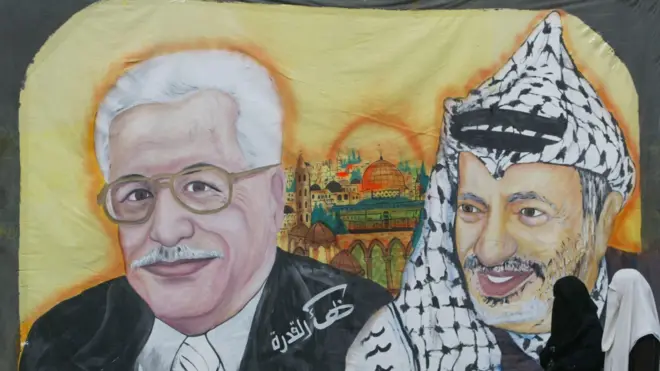 جدارية للرئيسين الفلسطينيين الراحل ياسر عرفات والحالي محمود عباس في مدينة غزة في 21 ديسمبر/كانون الأول 2004