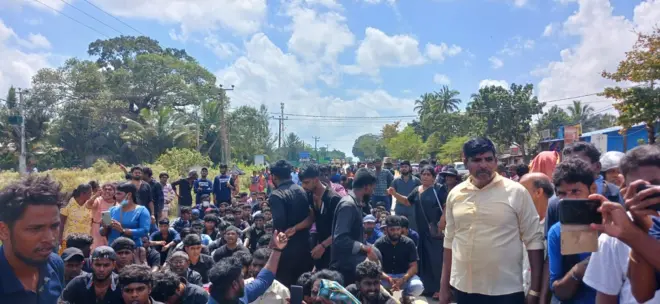 කිලිනොච්චියේ පැවැත් වූ විරෝධතාවයක් වෙනුවෙන් එක්වු යාපනය විශ්වවිද්යාල සිසුන් සිව්දෙනෙකු අද(04) අත්අඩංගුවට ගත් බව කිලිනොච්චිය පොලිසිය පවසයි.