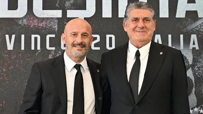 İki siyah beyaz takım elbiseli kişi var fotoğrafta. 