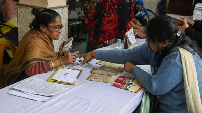 जनवरी 2026 में पश्चिम बंगाल में जारी एसआईआर प्रक्रिया के दौरान एक मतदाता, बीएलओ के साथ