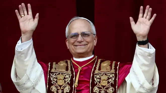 新任羅馬天主教教宗良十四世在梵蒂岡聖伯多祿廣場陽台向信眾揮手(8/5/2025)