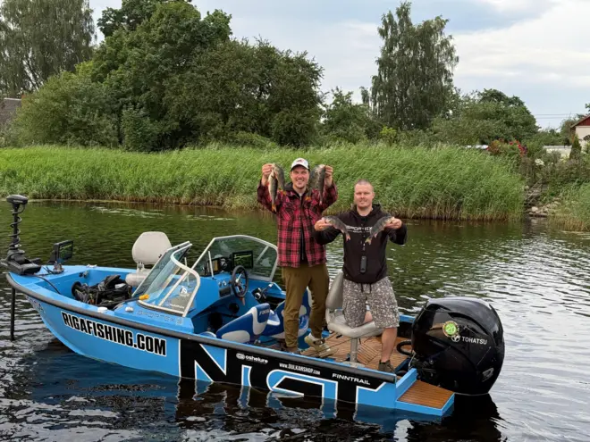 Toms sa prijateljem i uhvaćenim ribama