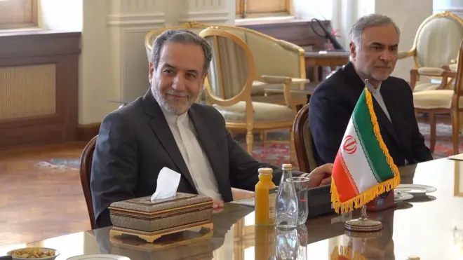 İranın xarici işlər naziri Abbas Araqçı (solda) İrana qonşu dövlətlərin sərhədlərində hər hansı dəyişikliyin onun ölkəsi üçün qırmızı xətt olduğunu deyib. 