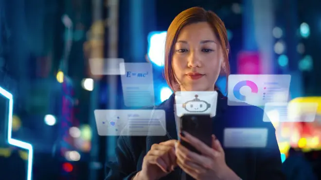 Mujer frente a la pantalla de un celular interactuando con Inteligencia 