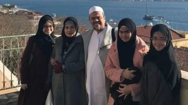 Kapitra Ampera menyebut kliennya, Rizieq Shihab, diundang oleh warga Turki untuk berkunjung ke sana.