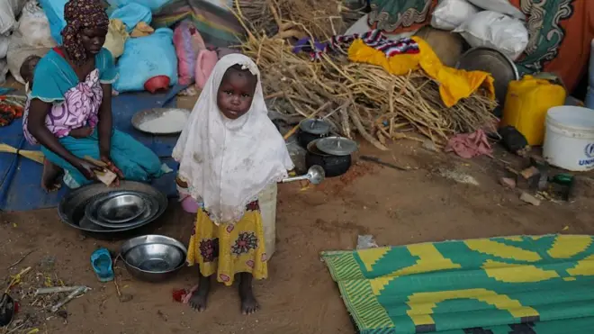 طفل سوداني يعاني في ظل الصراع مع والدته بعد أن لجأوا إلى تشاد