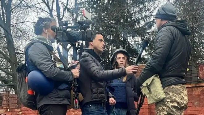 Pierre Zakrzewski (izq.) y Oleksandra Kuvshinova (segunda desde la derecha) junto al corresponsal de Fox News.