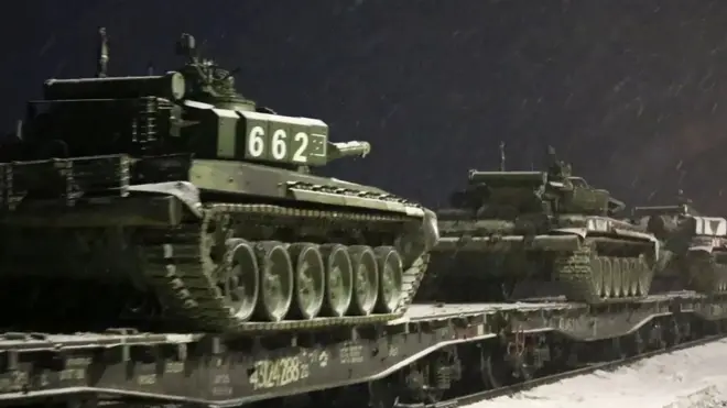 Минобороны России показало публике, что эти танки после учений близ Украины едут на постоянноую базу. Но Украина и Запад говорят, что на деле отвода российских войск не происходит