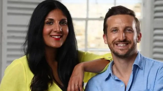 Radha Vyas dan Lee Thompson bertemu melalui biro jodoh online.