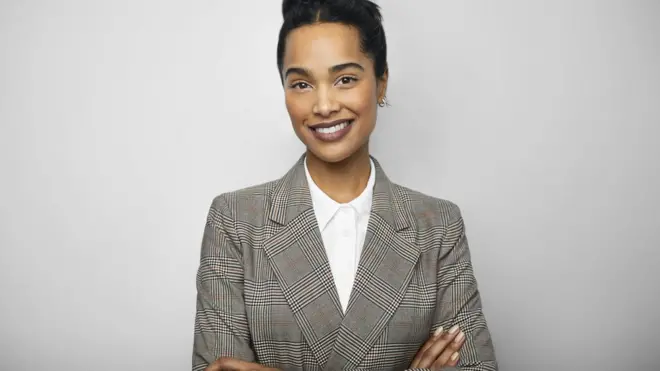 Jeune femme noire ayant les bras croisés.