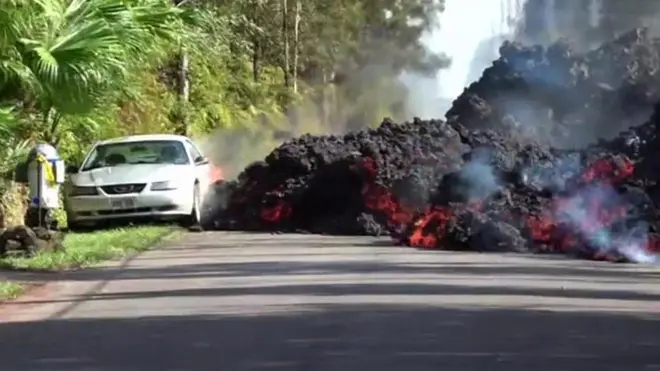 લાવાની ઝપેટમાં આવતી કારની તસવીર