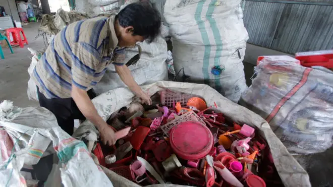 Proses aur ulang plastik di Indonesia.