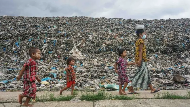 ရန်ကုန်က ထားဝယ်ချောင် အမှိုက်ပုံအနီး ကျူးကျော်နေထိုင်သူတွေဟာ ကိုဗစ်ဒုတိယ အကျော့မှာ အလှူရှင်တွေကို အားထားနေရတယ်လို့ဆို