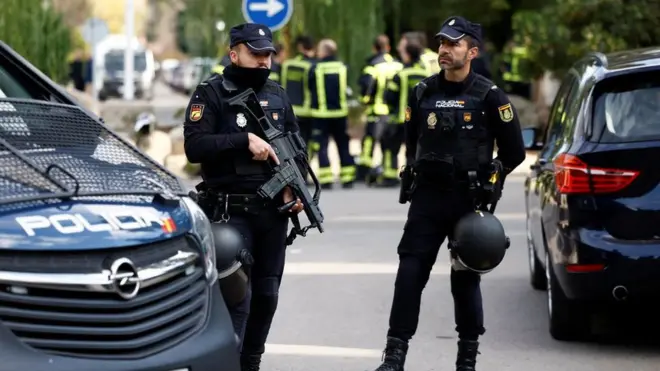 поліція біля посольства