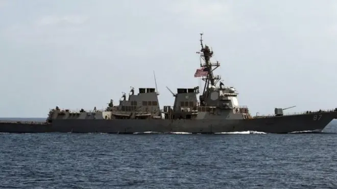USS Mason ayaa laba goor laga soo weeraray xeebta Yemen