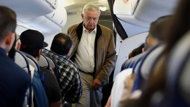 Como parte de su política de austeridad AMLO puso en venta el avión presidencial. El presidente realiza los viajes de trayectos cortos por carretera, y toma vuelos comerciales para sus giras a estados más lejanos de la capital.