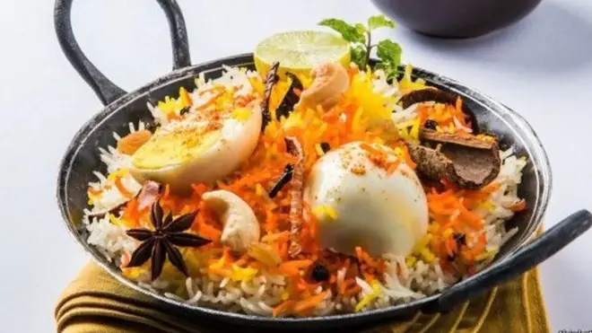 भले ही बिरयानी एक स्वदेशी खाना बन चुका है लेकिन इसके बावजूद लोग पूछते हैं, "ये कहां से भारत आई और कब आई?"