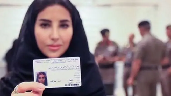 سيدة تبرز رخصتها لقيادة السيارة