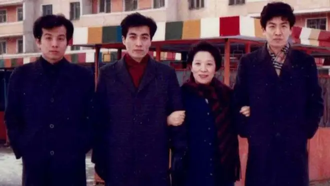 Su madre y sus tres hermanos durante una visita a Pyongyang.