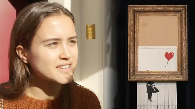 Посетительница выставки и картина Бэнкси