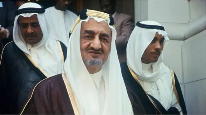 En octobre 1973, le roi Faisal bin Abdulaziz d'Arabie Saoudite décide d'imposer un embargo pétrolier aux États-Unis.