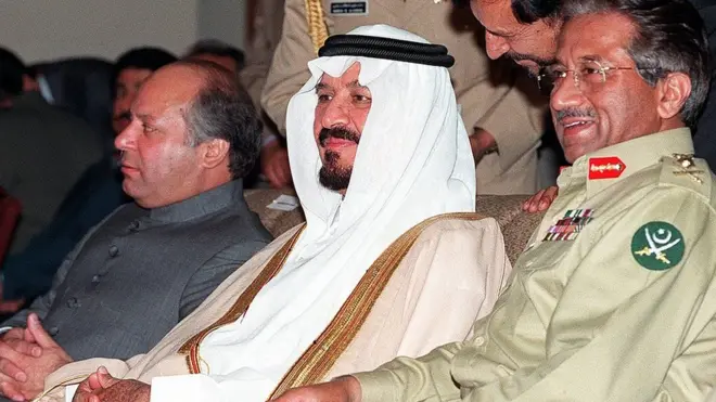 جنرل مشرف، سعودی وزیرِ دفاع اور ولی عہد پرنس سلطان بن عبدالعزیز اور نواز شریف چھ مئی 1999 کو ایک دفاعی بریفنگ میں