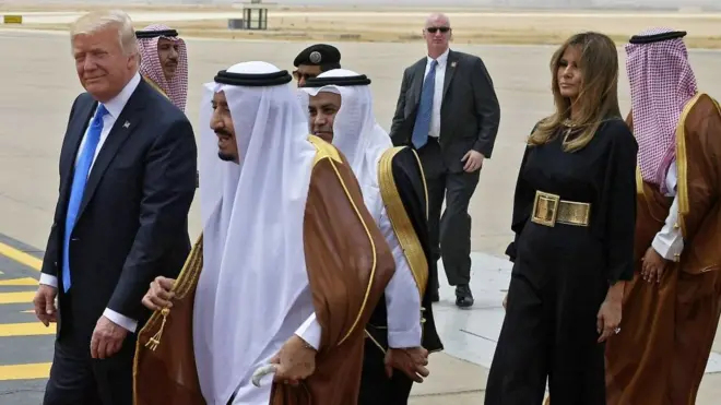 El rey de Arabia Saudita, Salmán bin Abdulaziz, junto a Donald Trump. Detrás de ellos, la esposa del presidente de EE.UU., Melanie Trump.
