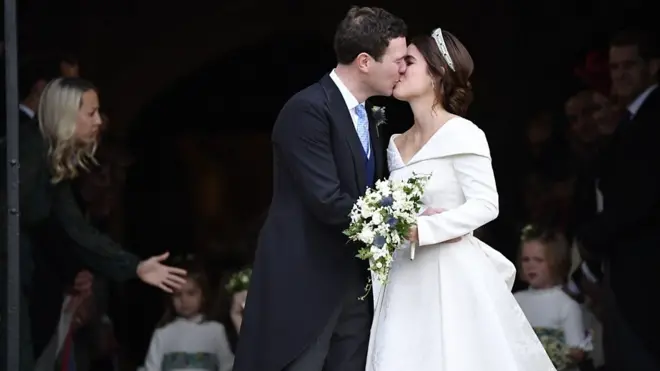 Принцесса Евгения, внучка Елизаветы II, вышла замуж за своего давнего партнера Джека Бруксбэнка в часовне Святого Георгия в Виндзоре в пятницу.