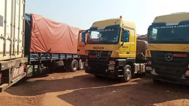 Trucks with goods wey just dey lounge