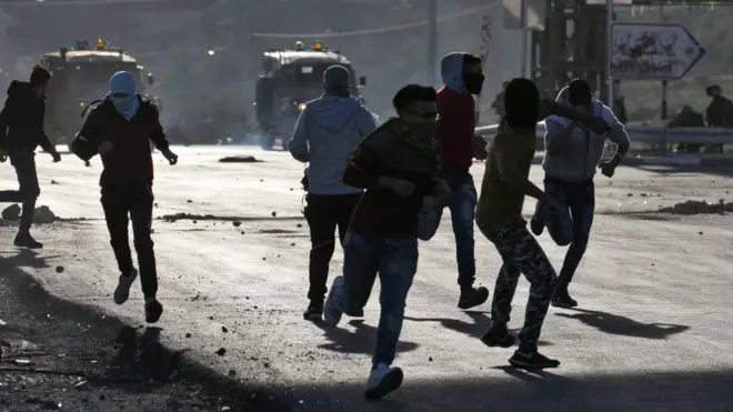 Les manifestants ont lancé des pierres sur les soldats israéliens qui ont riposté en tirant des balles en caoutchouc et des grenades lacrymogènes.