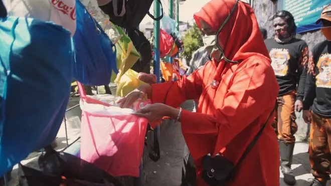 Kegiatan sosial Cantelan di RW 06 Kelurahan Gumuruh Kecamatan Batununggal Kota Bandung, Jawa Barat berupa pemberian makanan bergizi bagi ibu hamil dan warga miskin, Minggu (26/7).