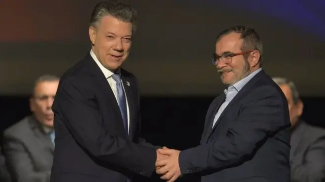 Thủ lĩnh Farc Rodrigo Londono và Tổng thống Juan Manuel Santos tại buổi lễ