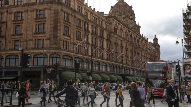 Haciyeva'nın yalnızca Harrods'ta son 10 yılda yaptığı harcama, günde en az 5,250 dolara denk geliyor.