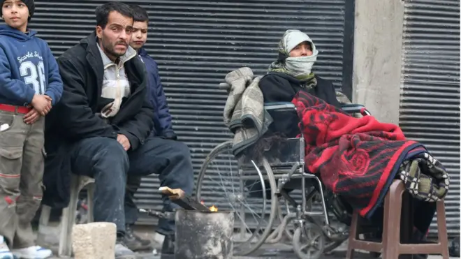 Doğu Halep'ten tahliye edilmeyi bekleyen siviller