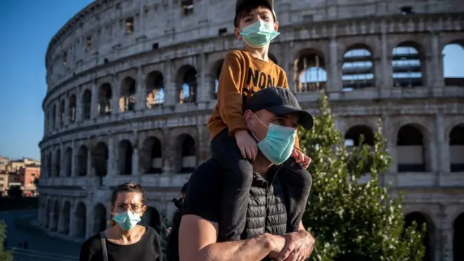 Італійці та туристи в Італії масово вдягають медичні маски. У країні - найбільша кількість хворих на коронавірус у Європі