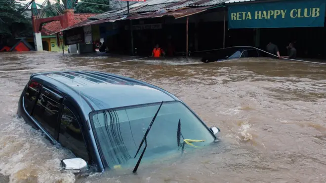 Mobil terendam banjir di perumahan Ciledug Indah 1, Tangerang, Banten, Rabu (1/1).