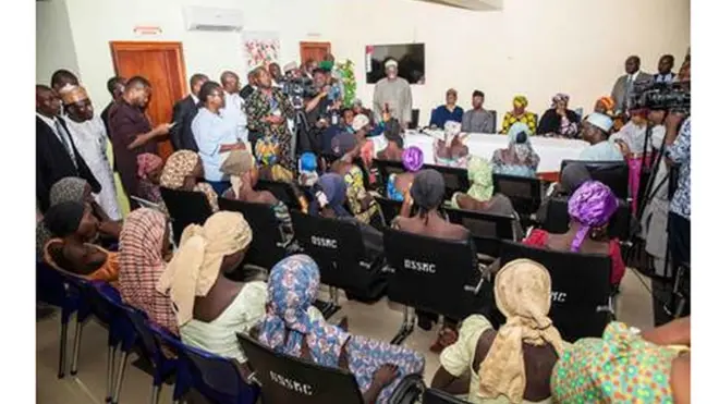 Dans le bureau du vice-président du Nigeria, les filles libérées jeudi 13 octobre 2016 par Boko Haram