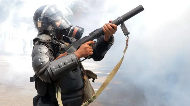 ''අපි වෙන රටක අයටවත් ගන්නේ නෑ කියලා පොරොන්දු වුණු කඳුළු ගෑස් තමයි අපේ මිනිස්සුන්ට ගහන්නේ''