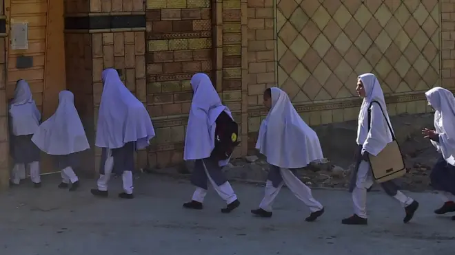 ملالہ یوسف زئی کے والد ضیا الدین یوسفزئی نے قدرے سخت رائے میں وزیراعظم عمران خان کو مخاطب کرتے ہوئے ٹویٹ کیا