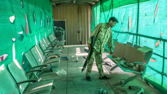 Avganistanski vojnik u bazi Bagram posle odlaska Amerikanaca