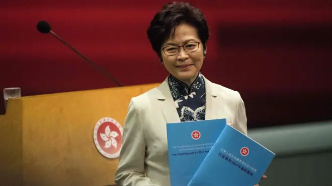 林郑月娥展示施政报告文本（11/10/2017）