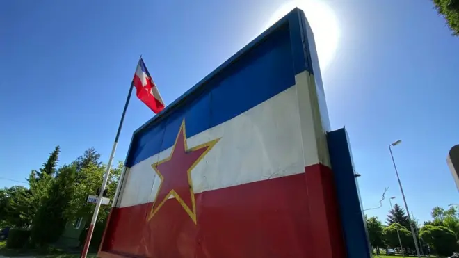 Zastava SFRJ dočekuje i ispraća posetioce mini Jugoslavije u Subotici