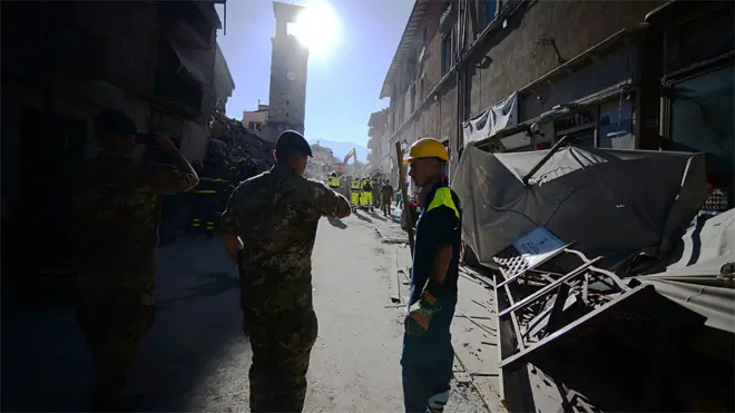 As buscas por turistas desaparecidos continuam na região atingida pelo terremoto