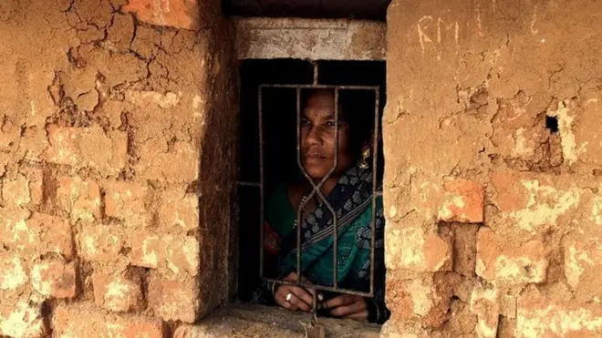 ભરતભાઈ પવારનું ઘર ગુજરાતમાં છે અને તેમનાં ઘરની બારીમાંથી જોઈએ તો સામે મહારાષ્ટ્ર દેખાય છે