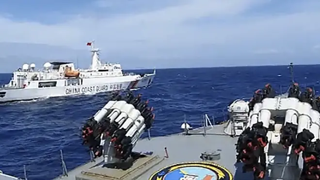 Cuplikan video yang menunjukkan KRI Tjiptadi-381 menghalau kapal Coast Guard China saat melakukan patroli di Laut Natuna Utara, Kepulauan Riau, akhir Desember lalu.