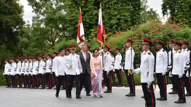 နိုင်ငံတော် အတိုင်ပင်ခံ ပုဂ္ဂိုလ် ဒေါ်အောင်ဆန်းစုကြည် နဲ့ စင်္ကာပူ ၀န်ကြီးချုပ် လီရှင်လွန်း ဂုဏ်ပြုခံ တပ်ဖွဲ့ကို စစ်ဆေးစဉ်