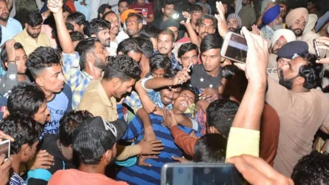 අනතුරෙන් මියගිය සිය ඥාතීන්, හිතවතුන් වෙනුවෙන් වැලපෙන පිරිස්