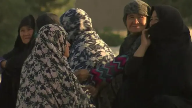 د افغانستان په شان دوديزه ټولنه کې ښځې يوازې په دفترونو او نورو محدودو ځايونو کې کار کوي